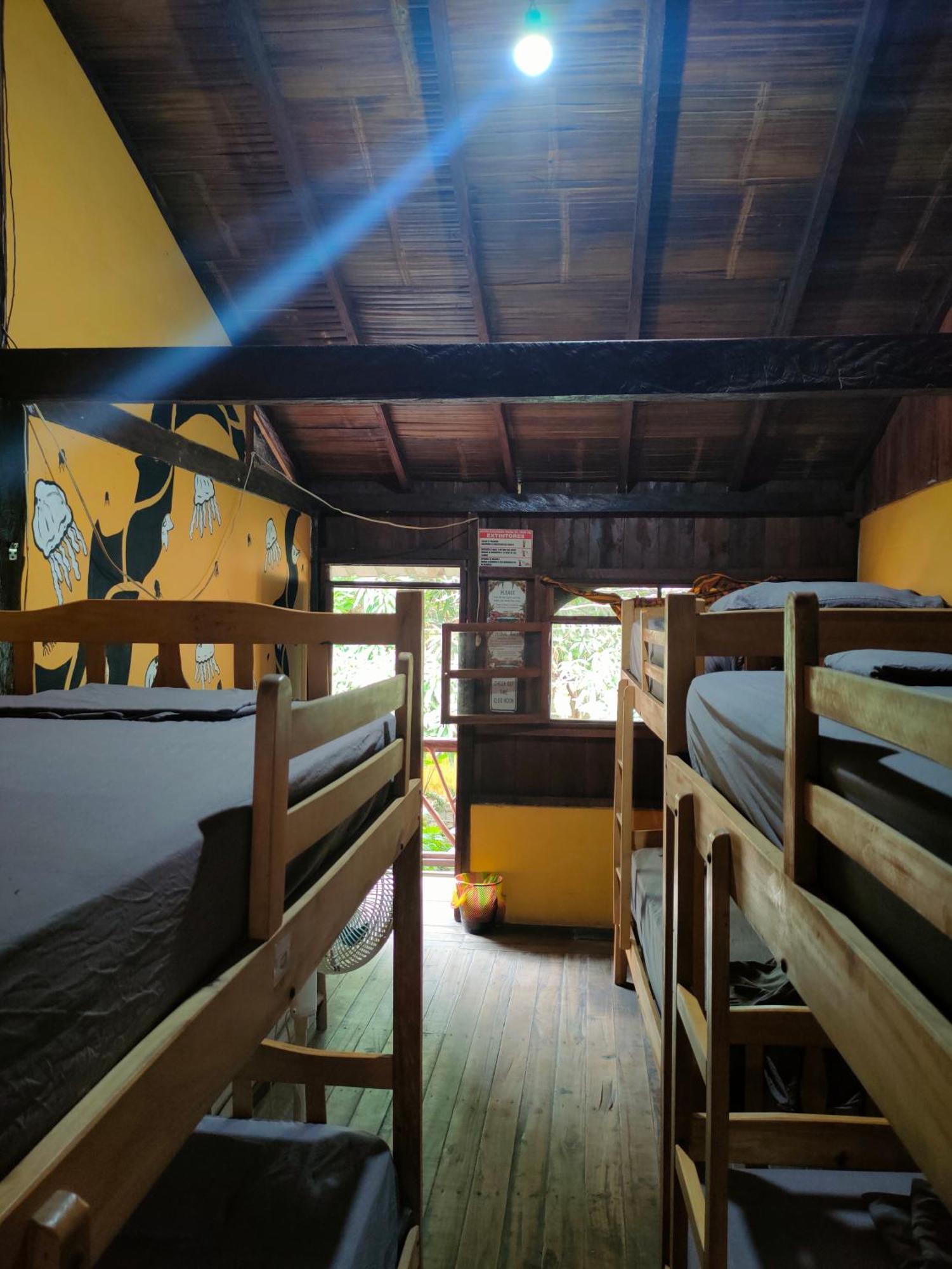 Montañita Al Carajo House Backpackers Hostホステル エクステリア 写真