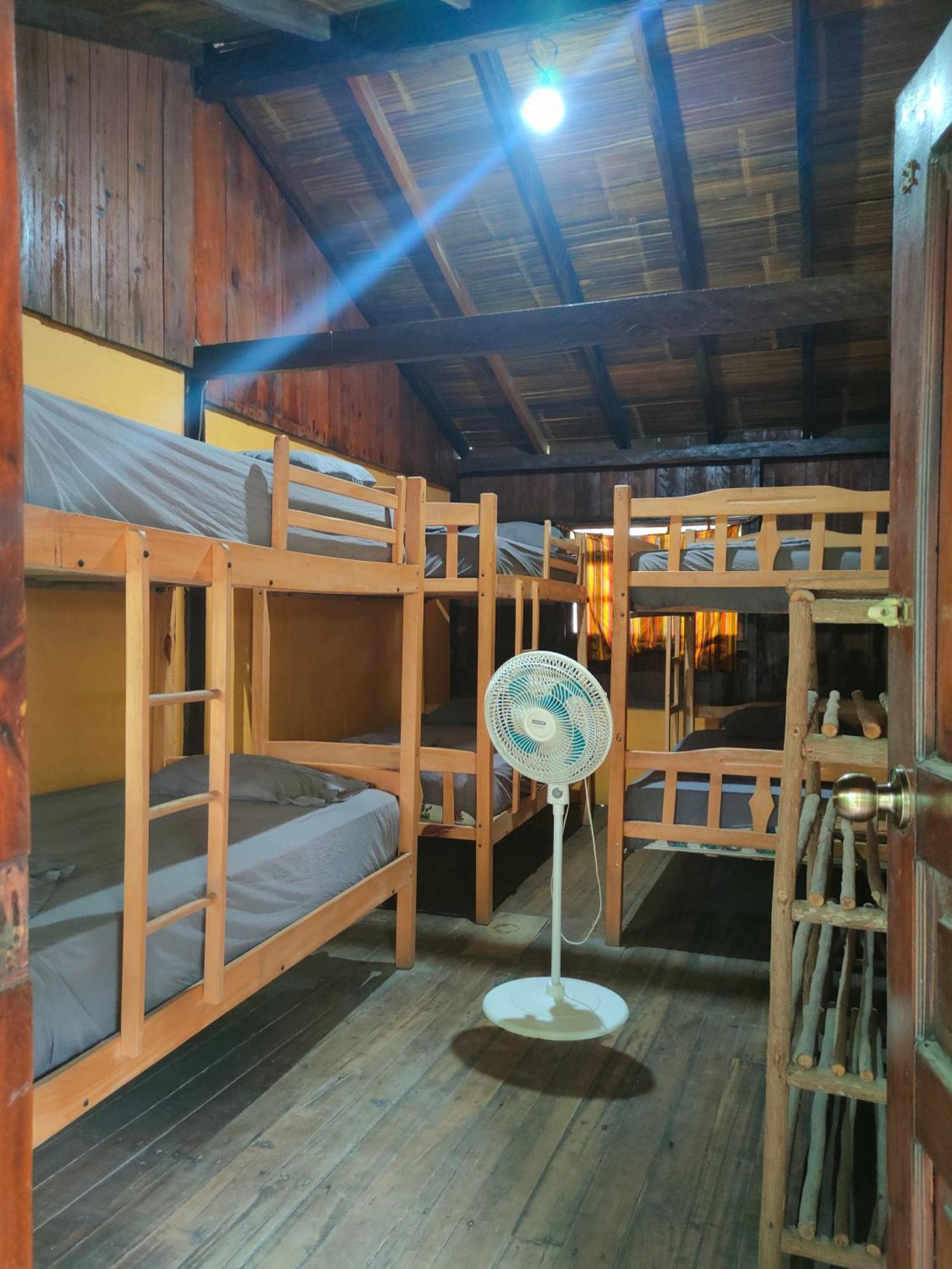 Montañita Al Carajo House Backpackers Hostホステル エクステリア 写真