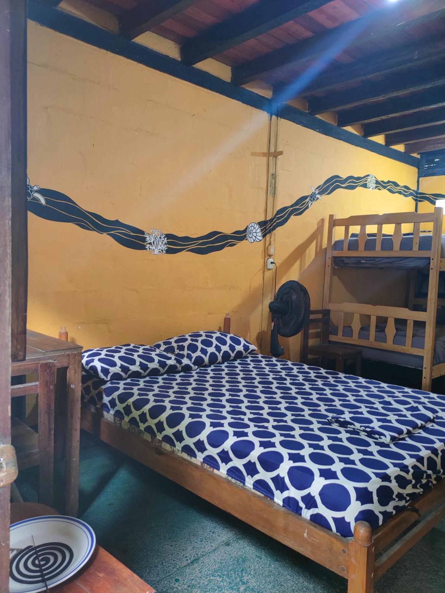 Montañita Al Carajo House Backpackers Hostホステル エクステリア 写真