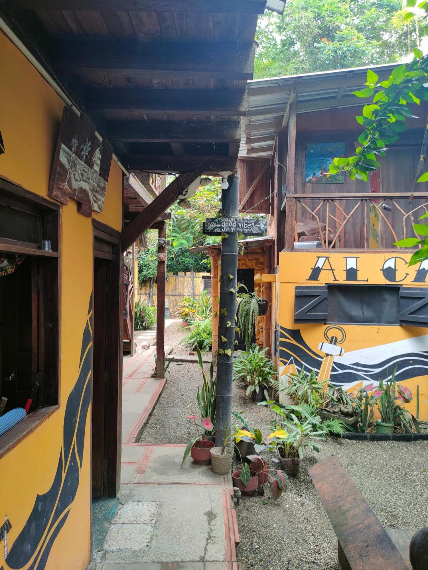 Montañita Al Carajo House Backpackers Hostホステル エクステリア 写真